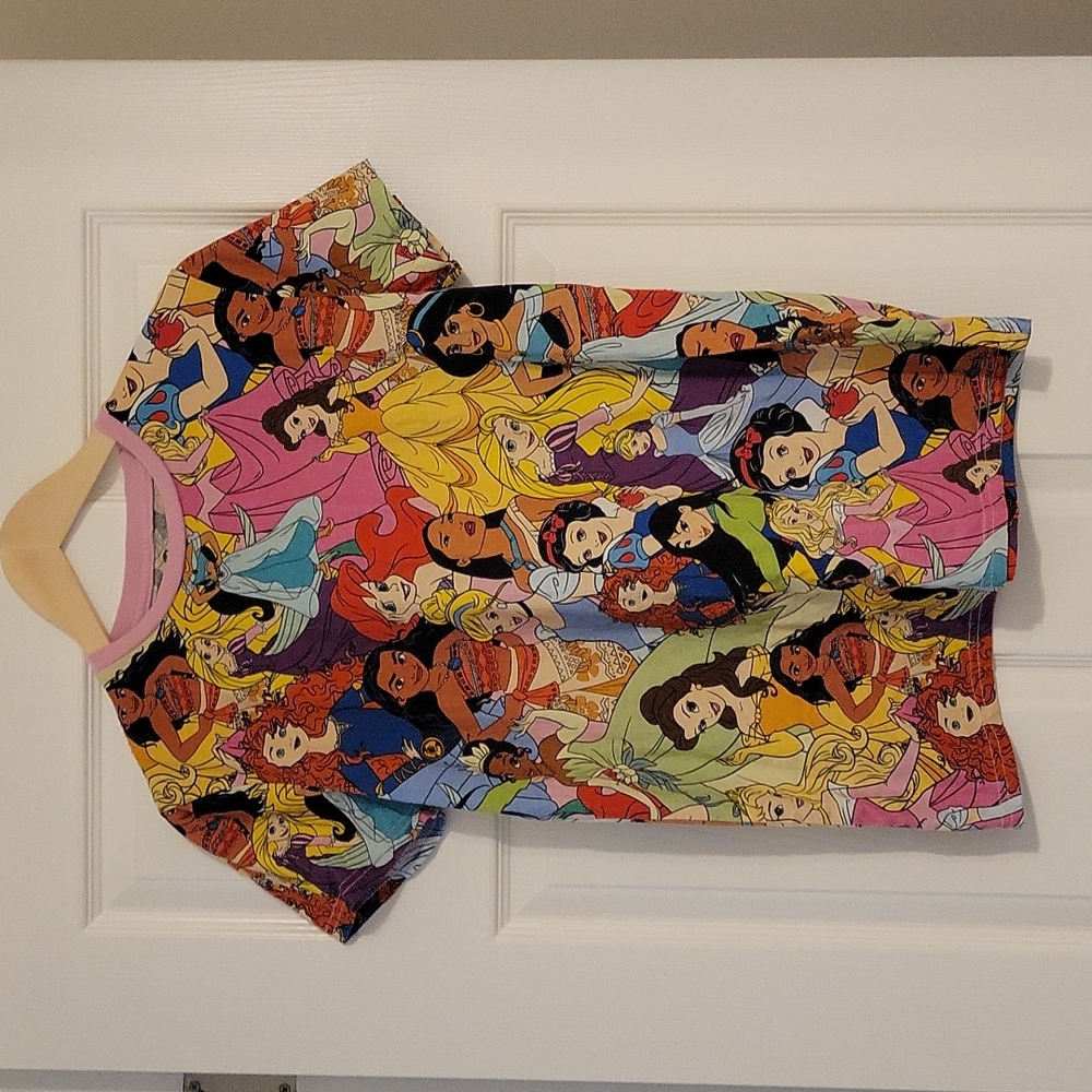 Cakeworthy Disney Princess shirt size Medium